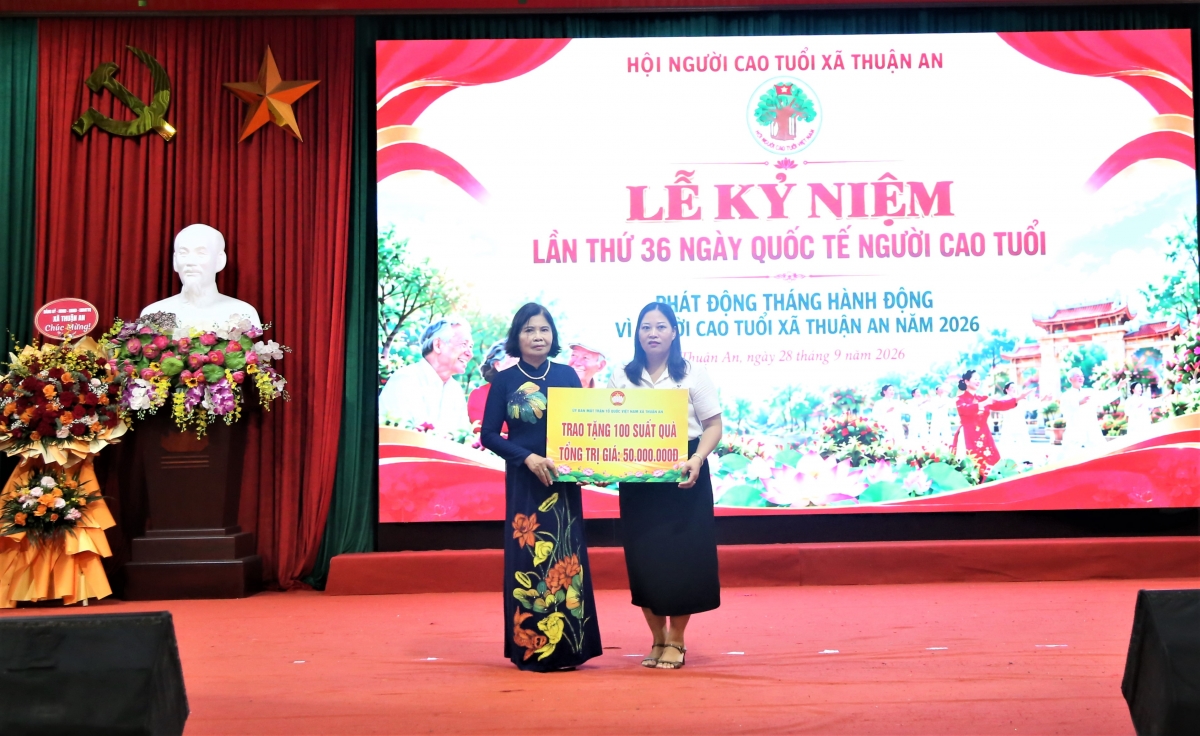 Xã Thuận An trích 50 triệu động Quỹ vì người nghèo tặng  quà 100 NCT hoàn cảnh khó khăn của xã