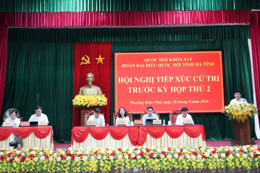 Các đồng chí chủ trì hội nghị tiếp xúc cử tri.