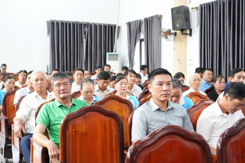 Cử tri theo dõi hội nghị.