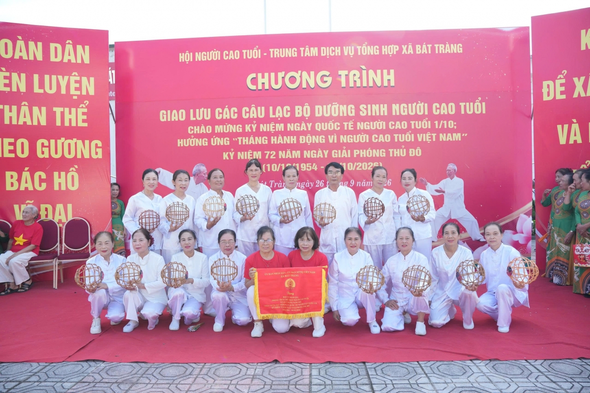 Các đại biểu chụp ảnh lưu niệm