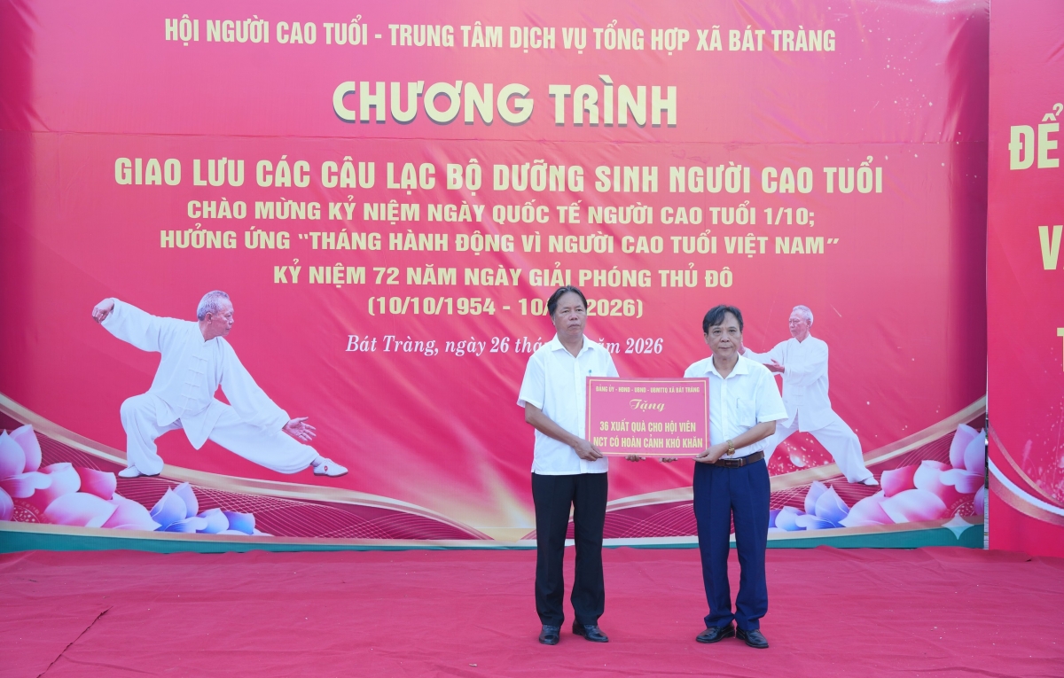 Đảng ủy - HĐND - UBND - Ủy ban MTTQ Việt Nam xã trao quà hỗ trợ