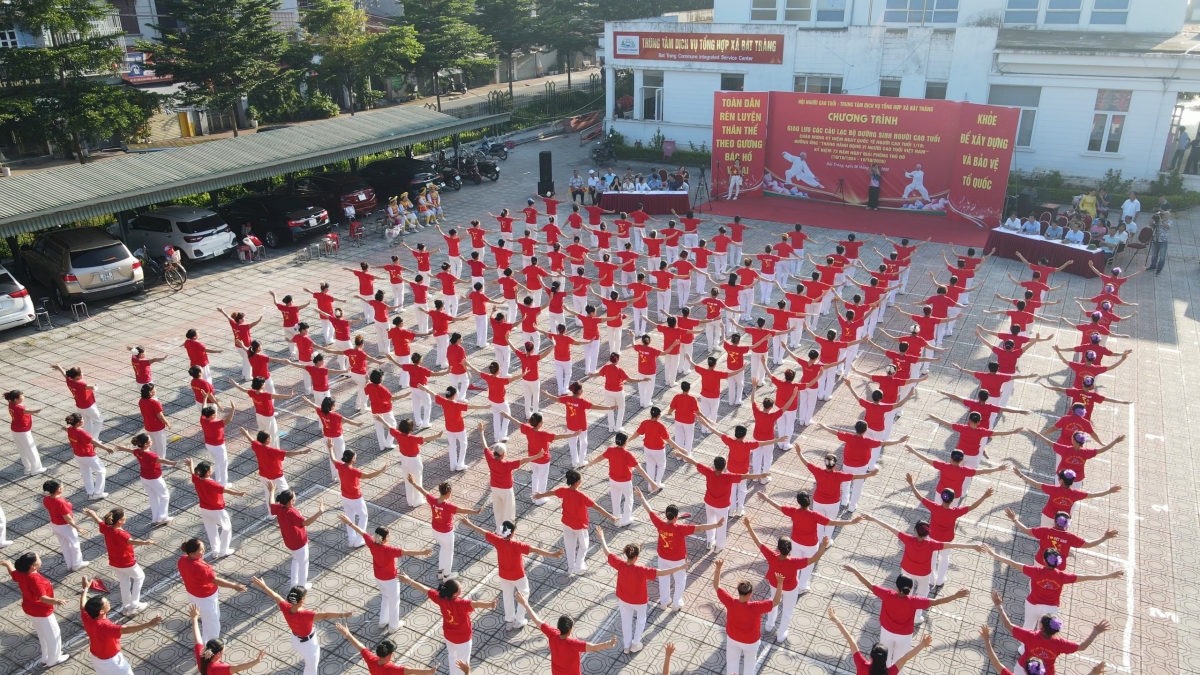 Người cao tuổi Bát Tràng rộn ràng nhịp sống vui, khỏe, có ích