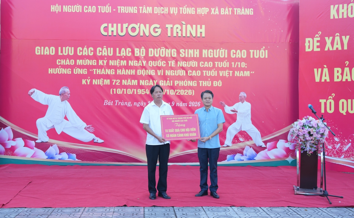 Hội NCT Thành phố trao tặng quà hỗ trợ