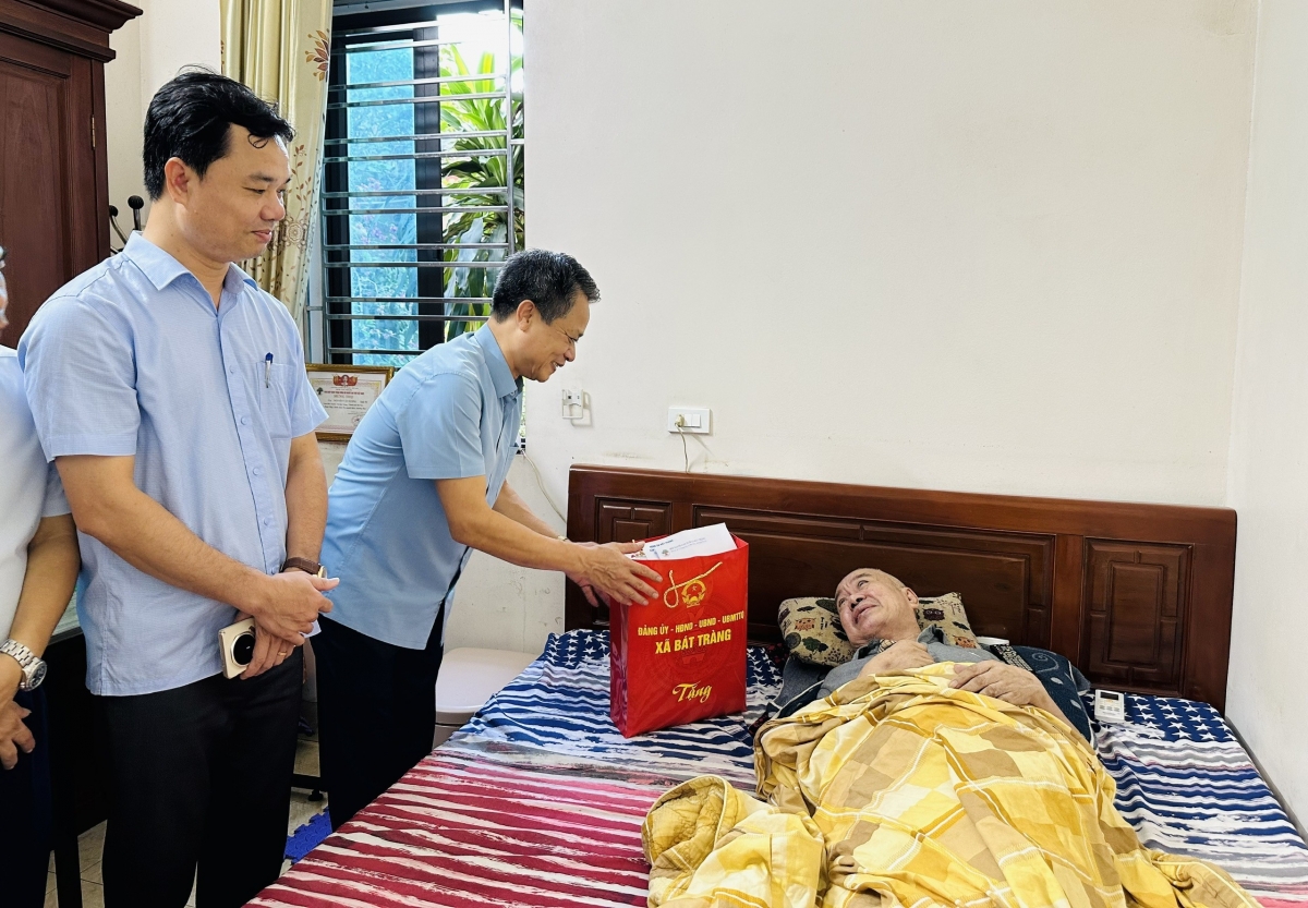 Lãnh đạo Hội NCT Thành phố và xã trao quà cho các hội viên NCT hoàn cảnh khó khăn