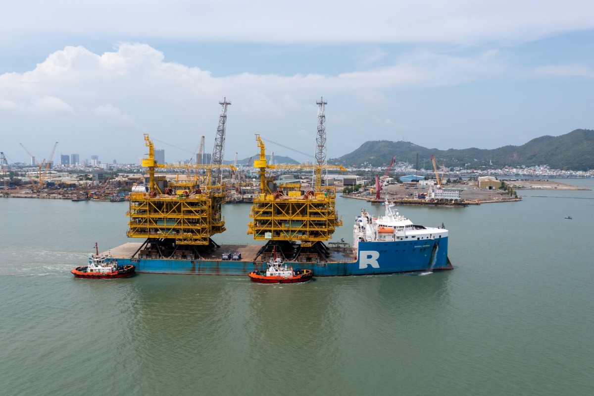 4.	Hai khối thượng tầng giàn đầu giếng (Gallaf Batch 3) rời bãi chế tạo của tổng thầu PTSC M&C hướng về vùng biển Qatar.