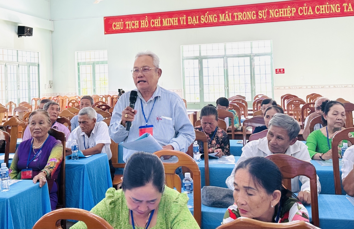Đại biểu đóng góp ý kiến vào báo cáo Đại hội Hội Người cao tuổi xã Đại biểu đóng góp ý kiến vào báo cáo Đại hội Hội Người cao tuổi xã