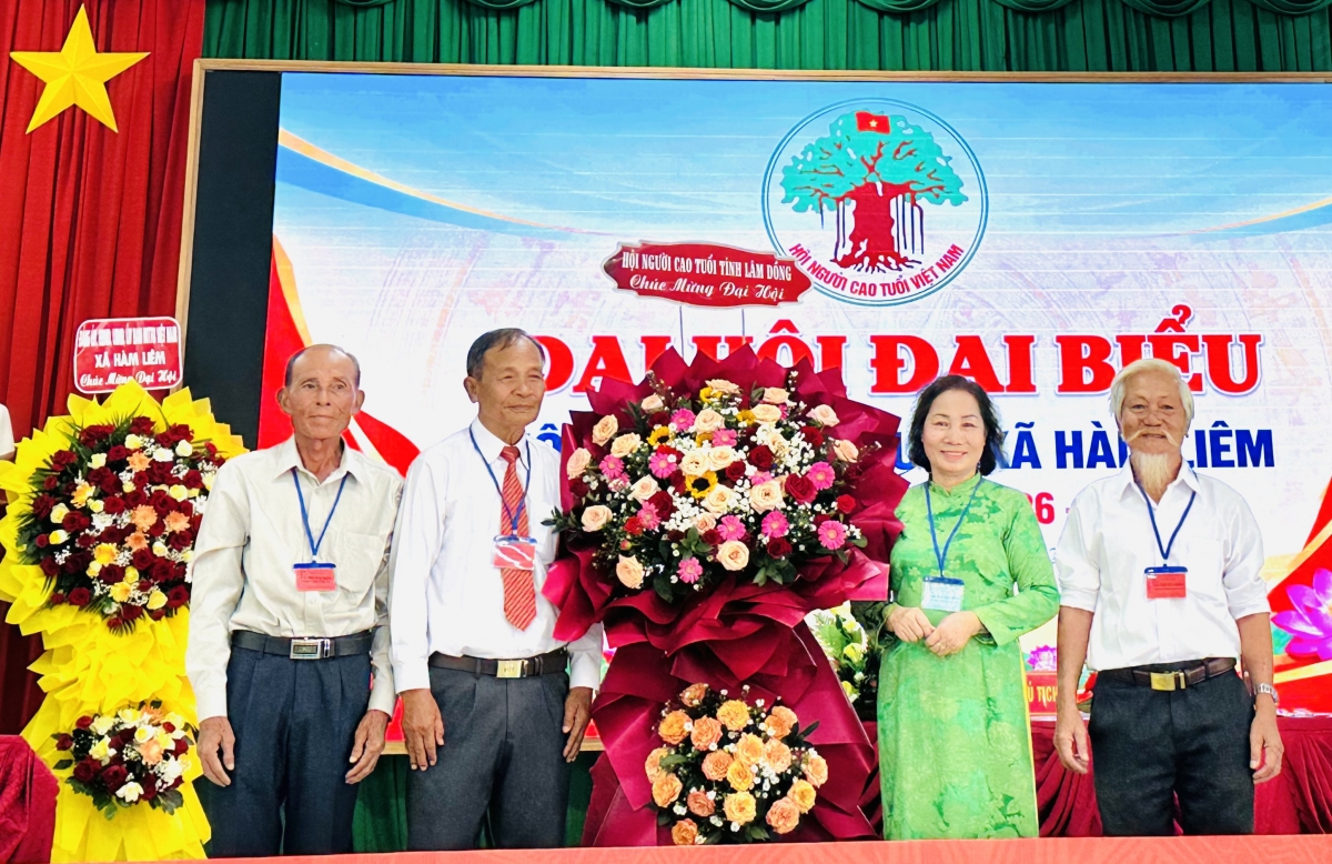 Lãnh đạo Hội Người cao tuổi tỉnh tặng hoa cho Đại hội Lãnh đạo Hội Người cao tuổi tỉnh tặng hoa cho Đại hội