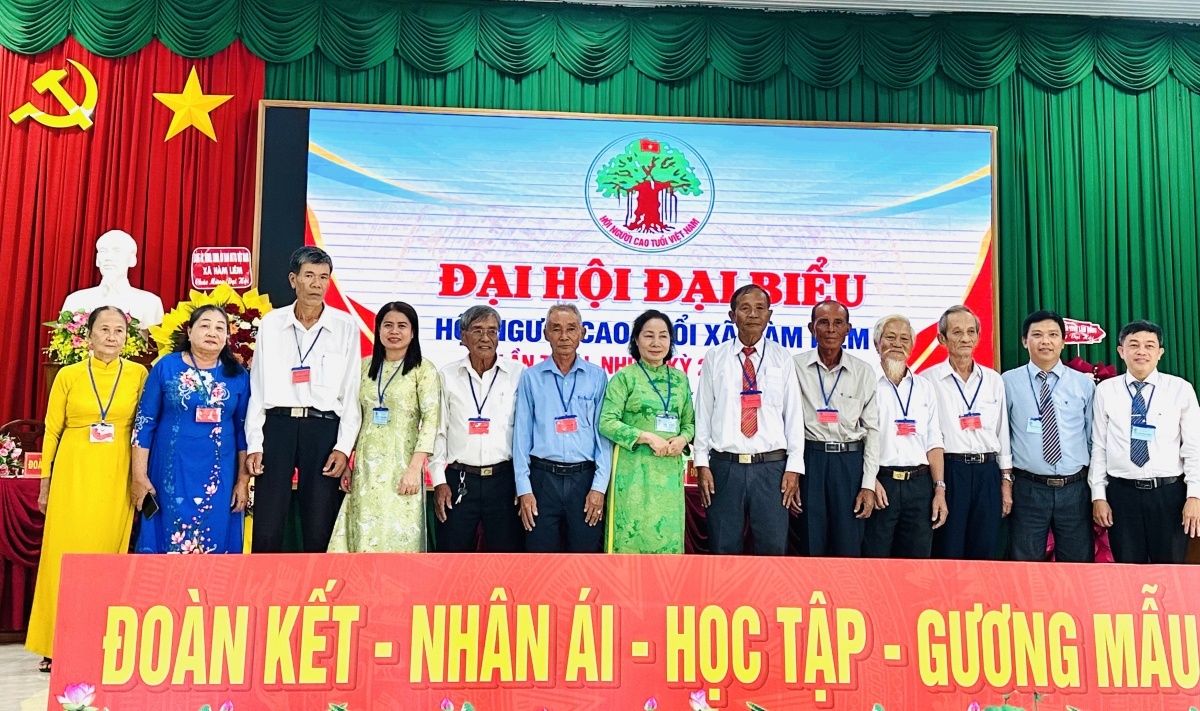 BCH Hội Người cao tuổi xã nhiệm kỳ mới ra mắt Đại hội chụp ảnh lưu niệm với các đồng chí lãnh đạo BCH Hội Người cao tuổi xã nhiệm kỳ mới ra mắt Đại hội chụp ảnh lưu niệm với các đồng chí lãnh đạo