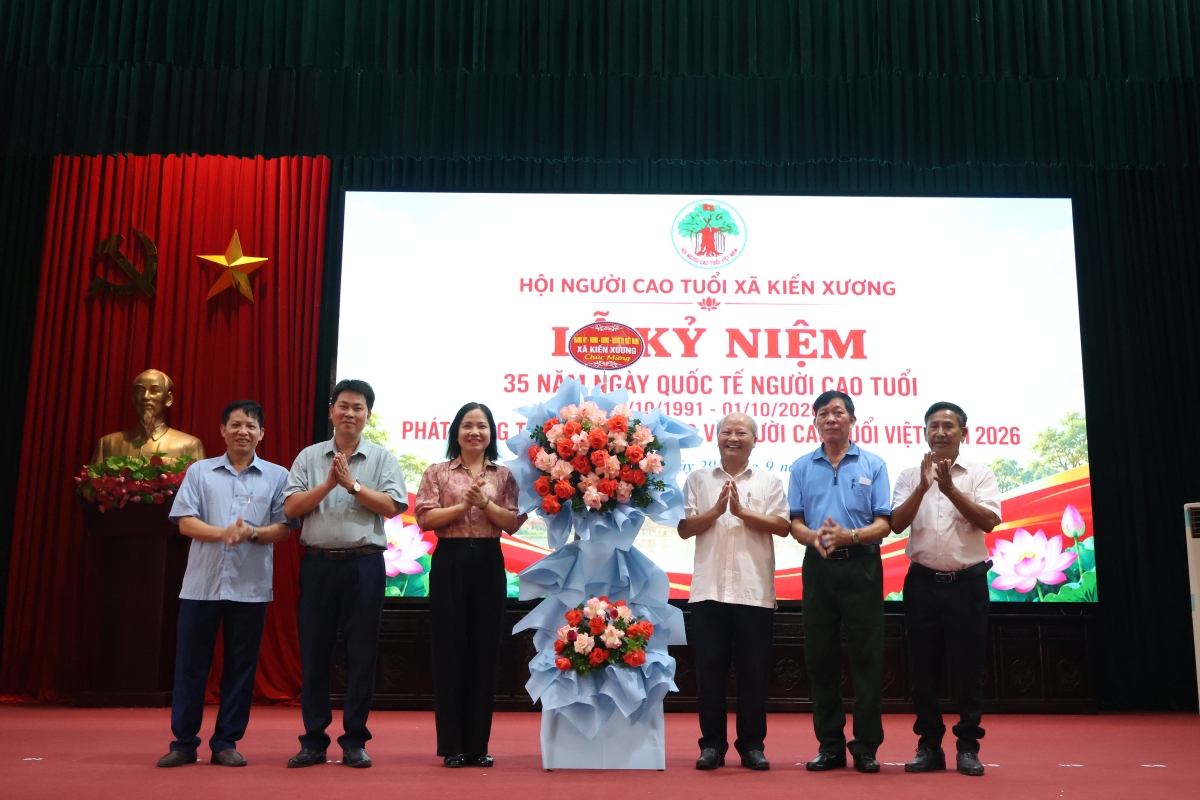 Các đồng chí lãnh đạo xã tặng hoa chúc mừng Hội Người Cao tuổi xã Kiến Xương.