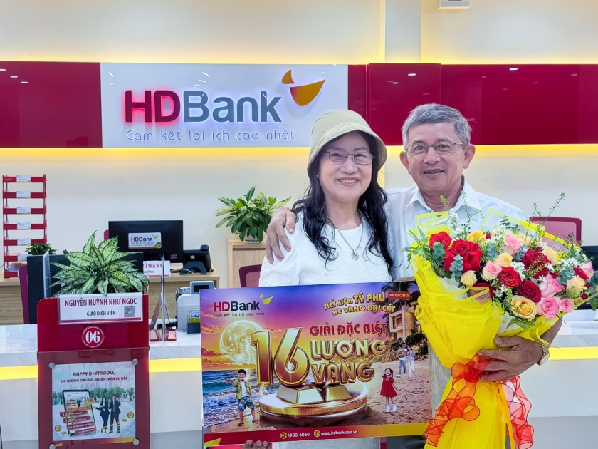 Khách hàng Mã Tiếp Ngân cùng chồng đến nhận thưởng 