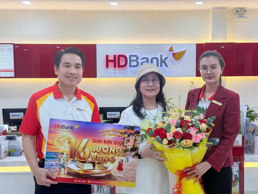 Khách hàng Mã Tiếp Ngân (giữa) bất ngờ khi trúng giải thưởng cao nhất của chương trình