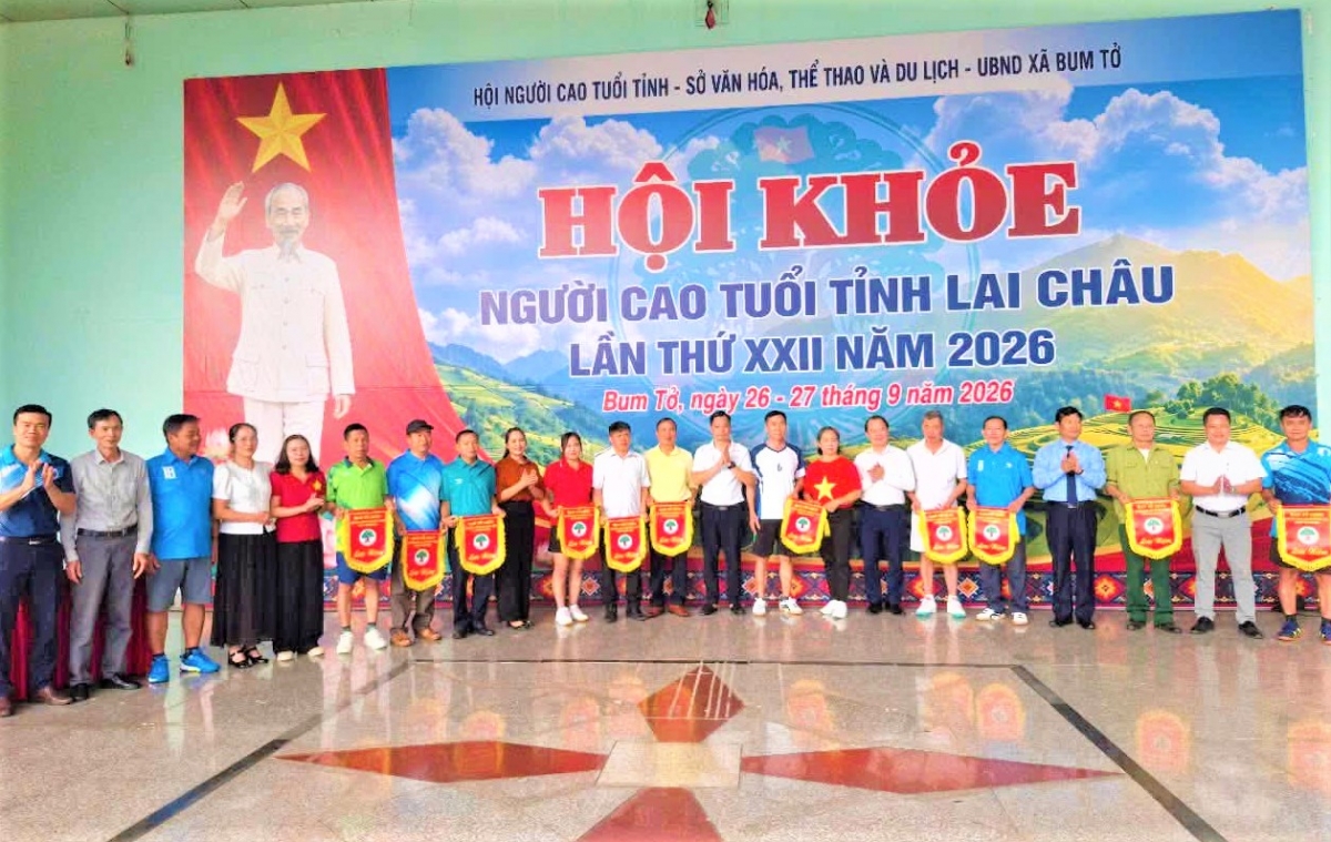 Ban tổ chức trao Cờ lưu niệm cho các đơn vị tham gia Ban tổ chức trao Cờ lưu niệm cho các đơn vị tham gia