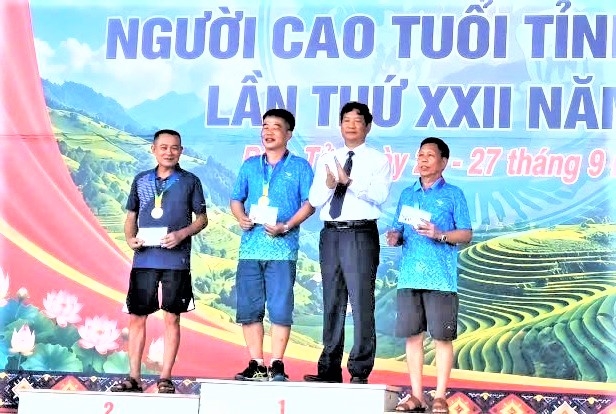 Ban tổ chức trao thưởng cho các tập thể, cá nhân đạt thành tích cao Ban tổ chức trao thưởng cho các tập thể, cá nhân đạt thành tích cao