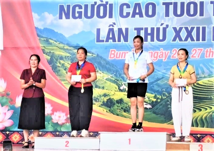 Ban tổ chức trao thưởng cho các tập thể, cá nhân đạt thành tích cao Ban tổ chức trao thưởng cho các tập thể, cá nhân đạt thành tích cao