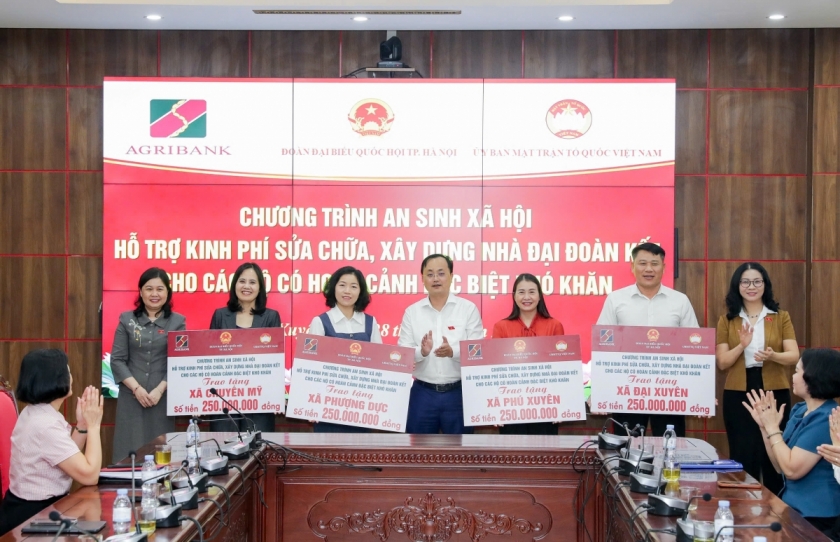Đồng chí Tô Huy Vũ trao biểu trưng 1 tỷ đồng của Agribank hỗ trợ sửa chữa, xây dựng Nhà Đại đoàn kết cho các hộ gia đình có hoàn cảnh đặc biệt khó khăn tại 4 xã Phú Xuyên, Chuyên Mỹ, Phượng Dực và Đại Xuyên. Đồng chí Tô Huy Vũ trao biểu trưng 1 tỷ đồng của Agribank hỗ trợ sửa chữa, xây dựng Nhà Đại đoàn kết cho các hộ gia đình có hoàn cảnh đặc biệt khó khăn tại 4 xã Phú Xuyên, Chuyên Mỹ, Phượng Dực và Đại Xuyên.