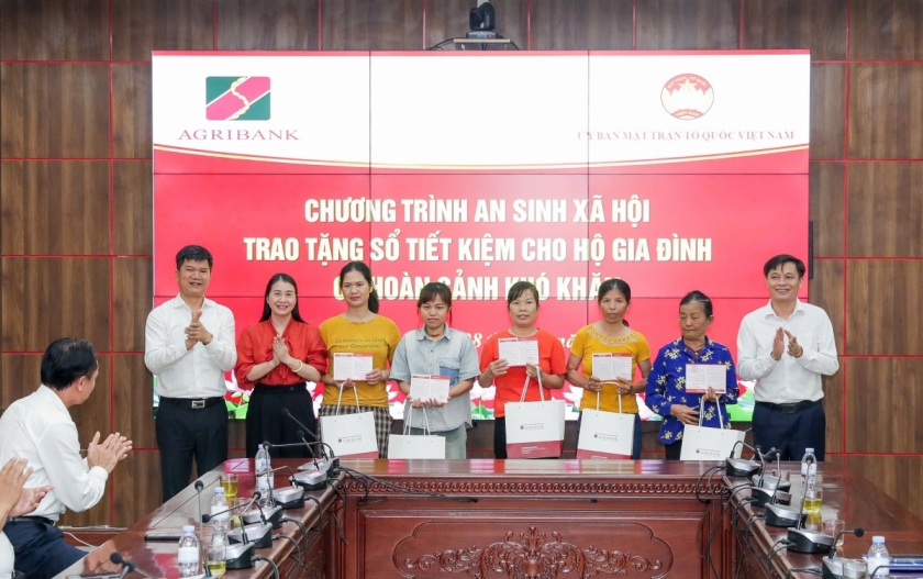 Đại diện Agribank các Chi nhánh trao sổ tiết kiệm cho các hộ dân có hoàn cảnh khó khăn. Đại diện Agribank các Chi nhánh trao sổ tiết kiệm cho các hộ dân có hoàn cảnh khó khăn.