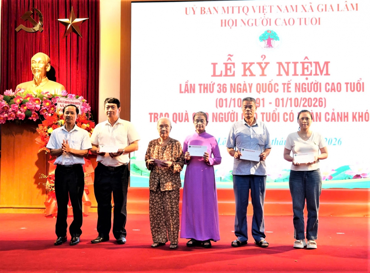 Hội NCT xã Gia Lâm kỷ niệm Ngày Quốc tế Người cao tuổi, tặng quà NCT khó khăn
