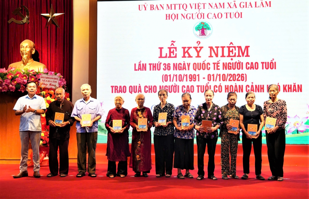 Hội NCT xã Gia Lâm kỷ niệm Ngày Quốc tế Người cao tuổi, tặng quà NCT khó khăn