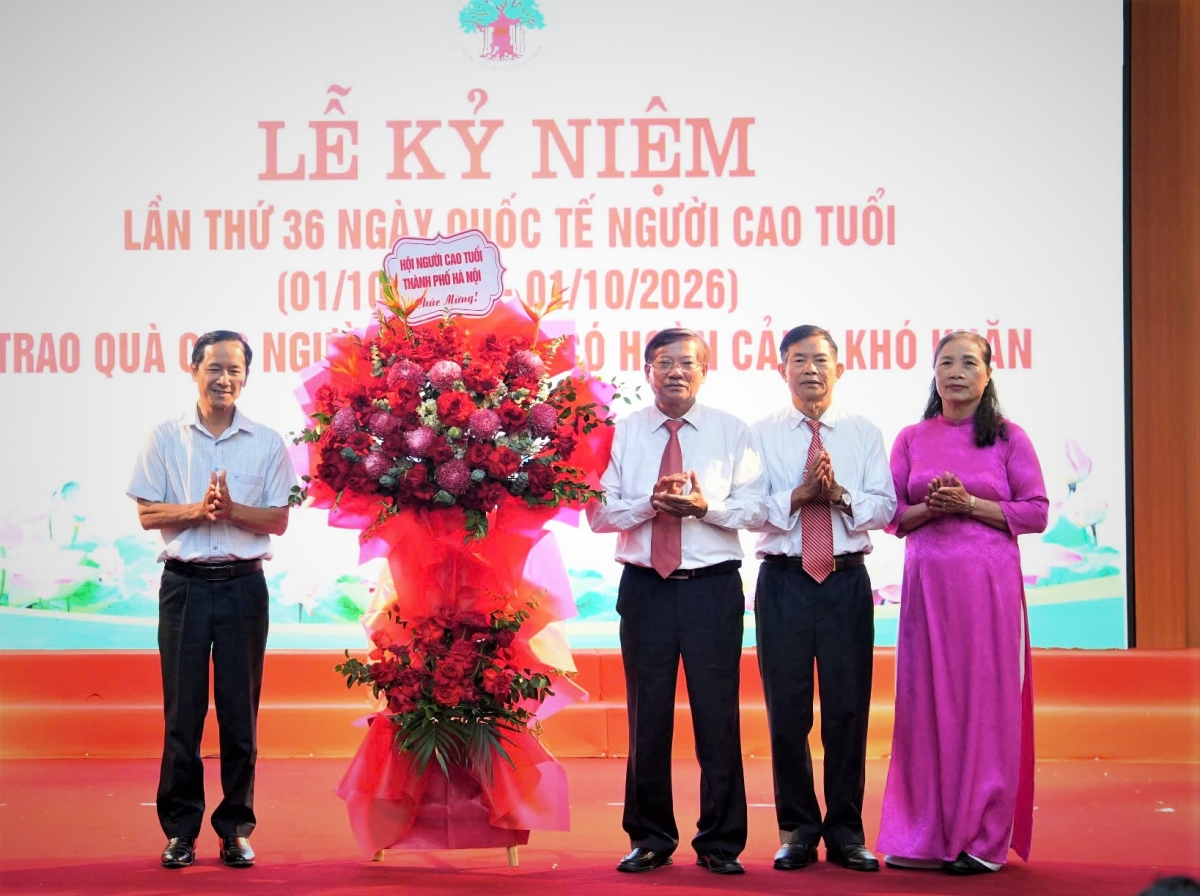 Hội NCT TP Hà Nội tặng hoa chúc mừng