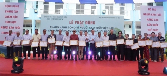 Ông Nguyễn Văn Khởi, Phó Chủ tịch Ủy ban MTTQ Việt Nam tỉnh Cà Mau và ông Phạm Anh Tuấn, Chủ tịch Hội NCT tỉnh Cà Mau, trao thiếp mừng thọ cho NCT