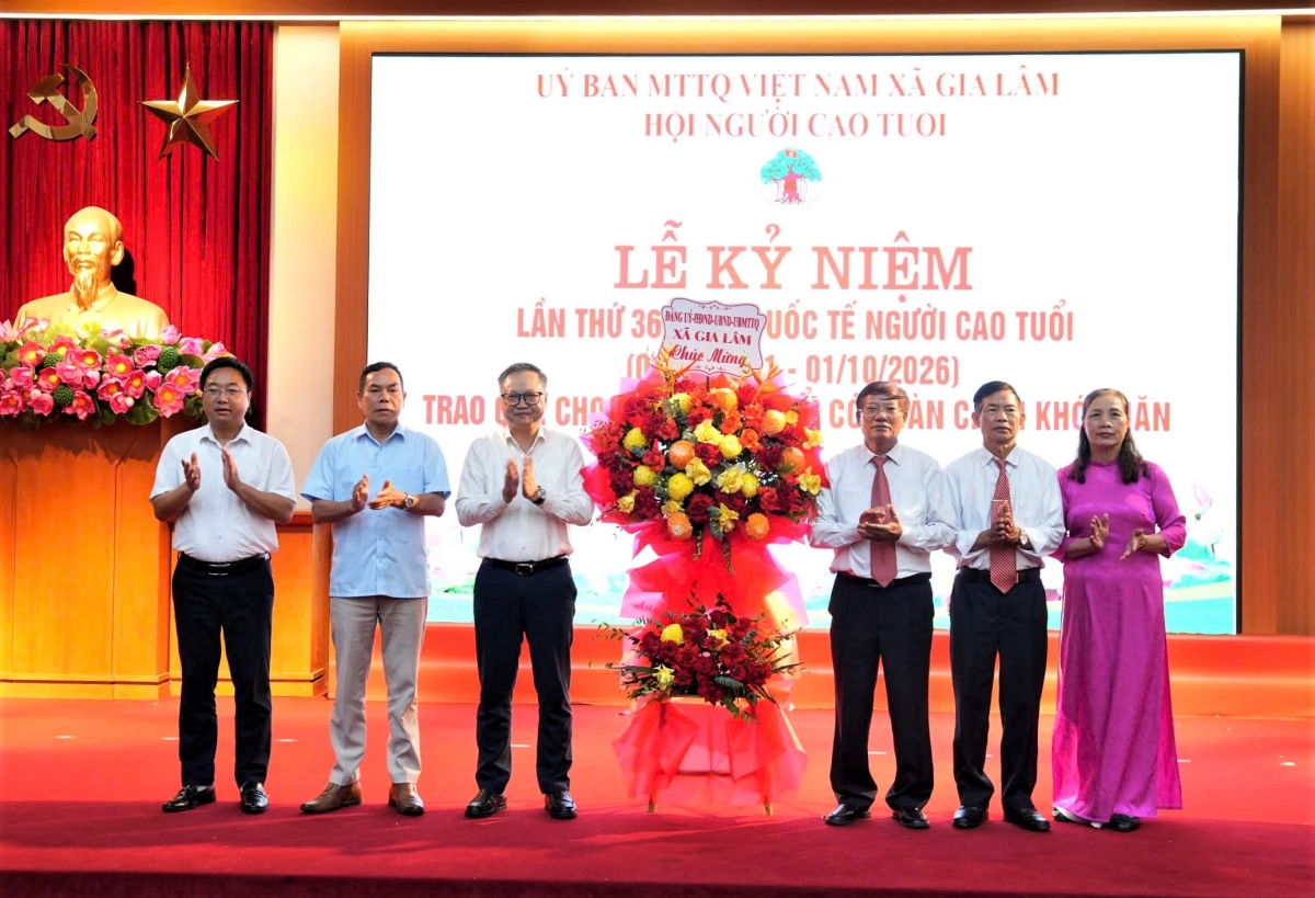 Lãnh đạo xã Gia Lâm tặng hoa chúc mừng