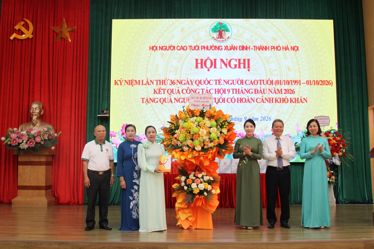 Lãnh đạo Đảng ủy, HĐND, UBND, UBMTTQ Việt Nam phường tặng hoa chúc mừng
