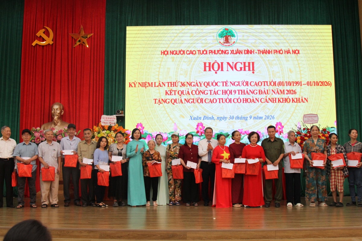 Nhân dịp này, Công ty Cổ phần Quốc tế Nhân Ái trao 22 suất quà cho người cao tuổi hoàn cảnh khó khăn