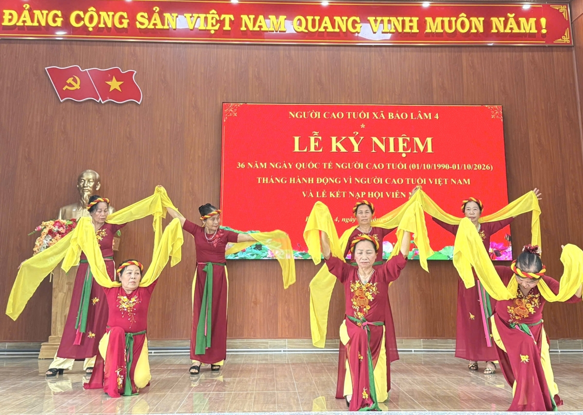 Văn nghệ chào mừng trong Lễ kỷ niệm ngày Quốc tế người cao tuổi Văn nghệ chào mừng trong Lễ kỷ niệm ngày Quốc tế người cao tuổi
