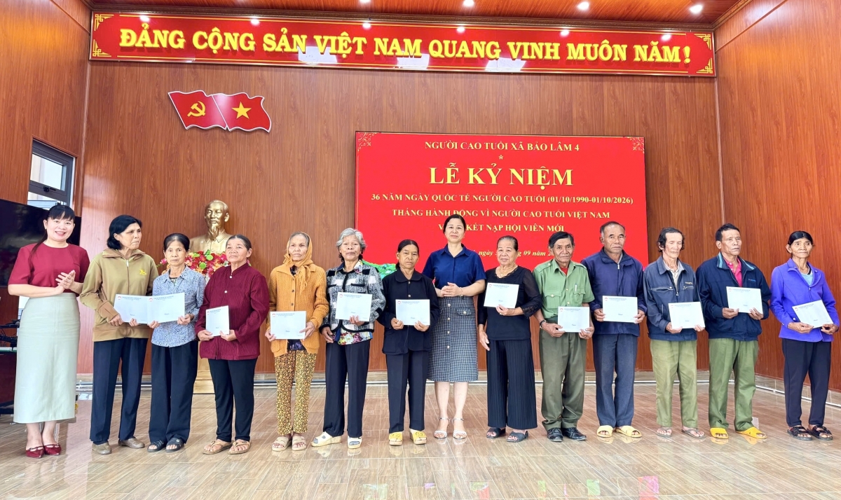 Trao quà cho người cao tuổi khó khăn Trao quà cho người cao tuổi khó khăn