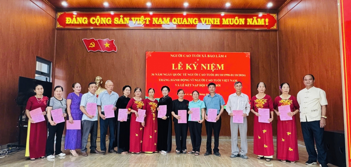 Trao quyết định thành lập các CLB thuộc Hội Người cao tuổi Trao quyết định thành lập các CLB thuộc Hội Người cao tuổi