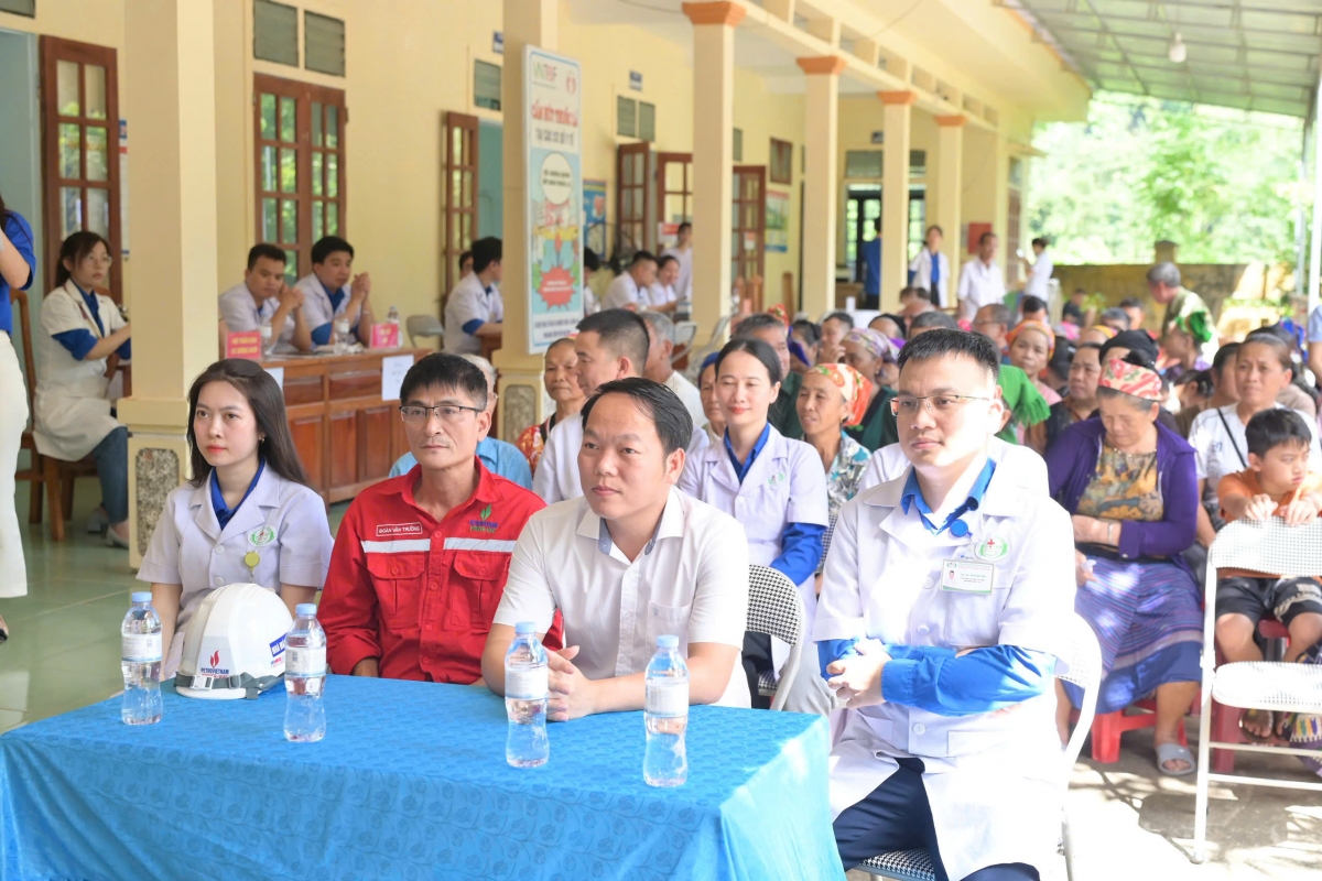 Bệnh viện Hữu nghị Đa khoa Nghệ An tổ chức chương trình khám, chữa bệnh và cấp phát thuốc miễn phí tại địa bàn 2 xã vùng biên, trong đó nhiều người cao tuổi được thăm khám sức khỏe.