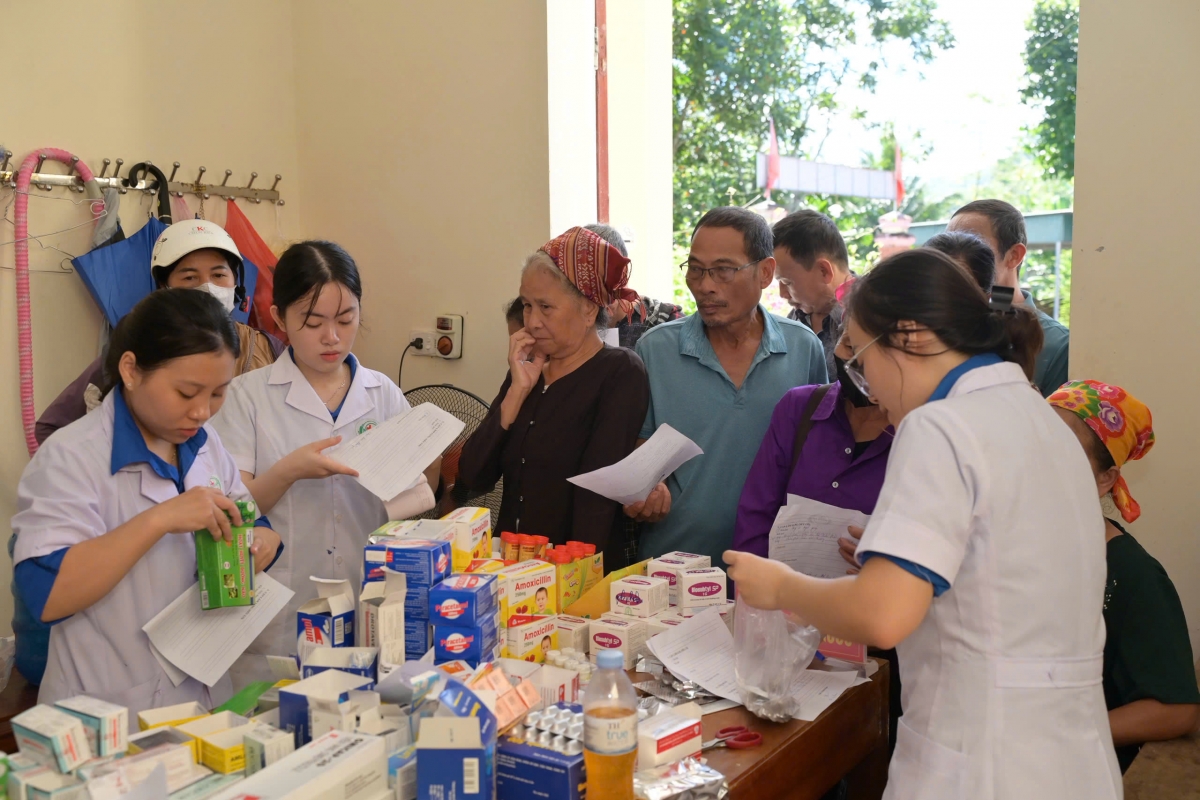 Ngoài được khám, tư vẫn, người bệnh và những người cao tuổi còn được cấp thuốc miễn phí.