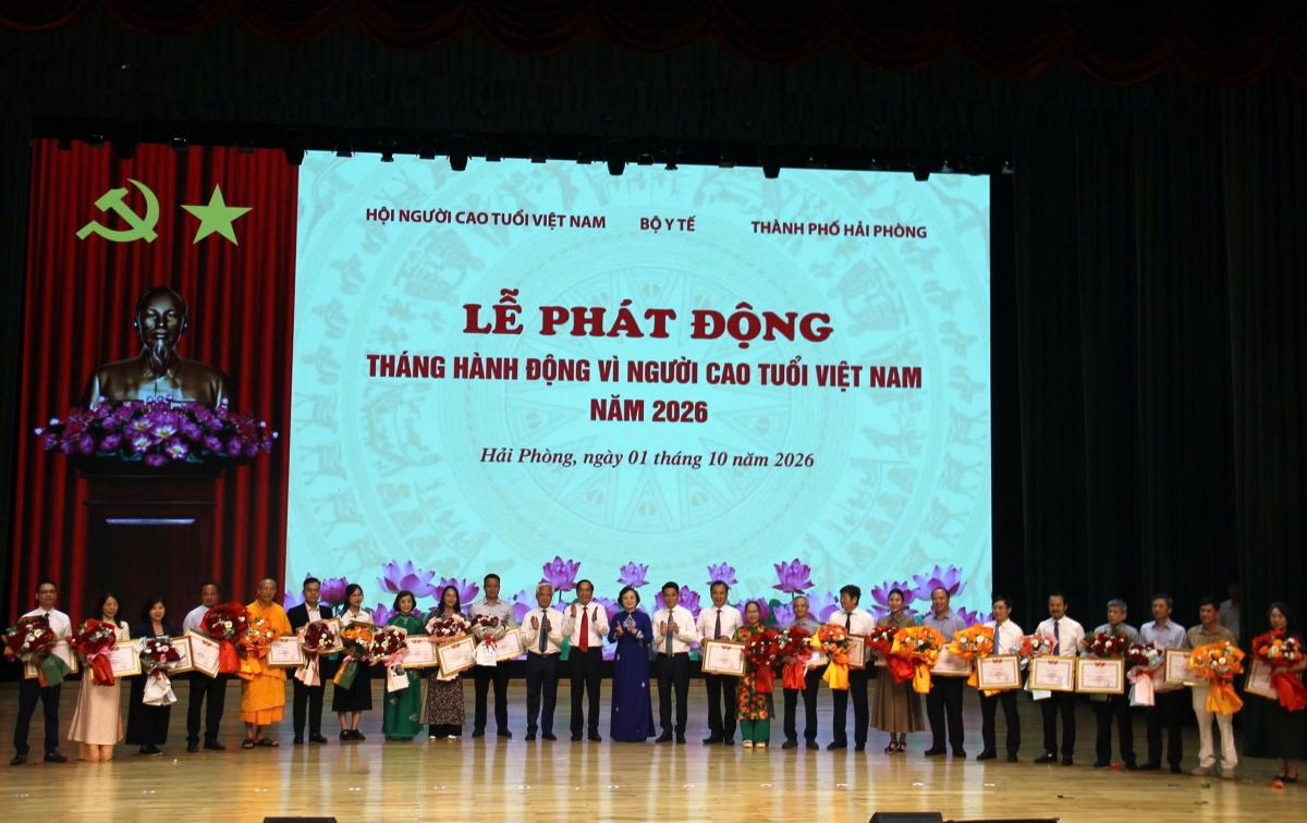 ; trao Bằng khen tặng các doanh nghiệp, cá nhân có nhiều đóng góp thiết thực cho công tác chăm sóc người cao tuổi. ; trao Bằng khen tặng các doanh nghiệp, cá nhân có nhiều đóng góp thiết thực cho công tác chăm sóc người cao tuổi.