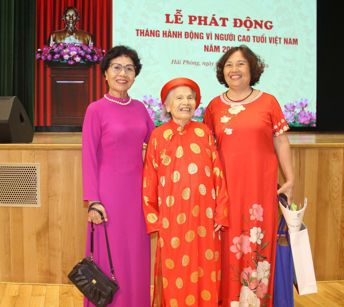 Cụ Đỗ Thị Hợi (90 tuổi) đại biểu người cao tuổi tiêu biểu của phường Lê Chân, TP Hải Phòng xúc động Cụ Đỗ Thị Hợi (90 tuổi) đại biểu người cao tuổi tiêu biểu của phường Lê Chân, TP Hải Phòng xúc động