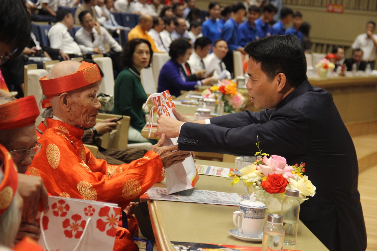 Bí thư thành uỷ Hải Phòng Lê ngọc Châu trao quà tới các đại biểu Người cao tuổi tiêu biểu. Bí thư thành uỷ Hải Phòng Lê ngọc Châu trao quà tới các đại biểu Người cao tuổi tiêu biểu.
