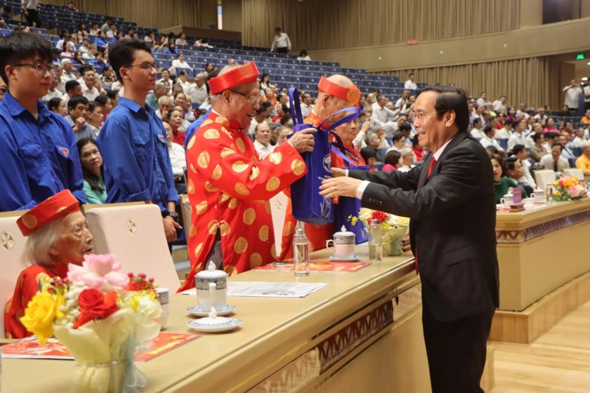 Ấm lòng nơi thành phố hoa phượng đỏ Ấm lòng nơi thành phố hoa phượng đỏ