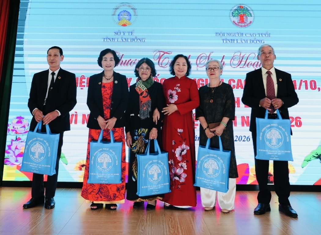 Bà Nguyễn Thị Phúc, Chủ tịch Hội Người cao tuổi tỉnh Lâm Đồng tặng quà cho NCT tiểu biểu