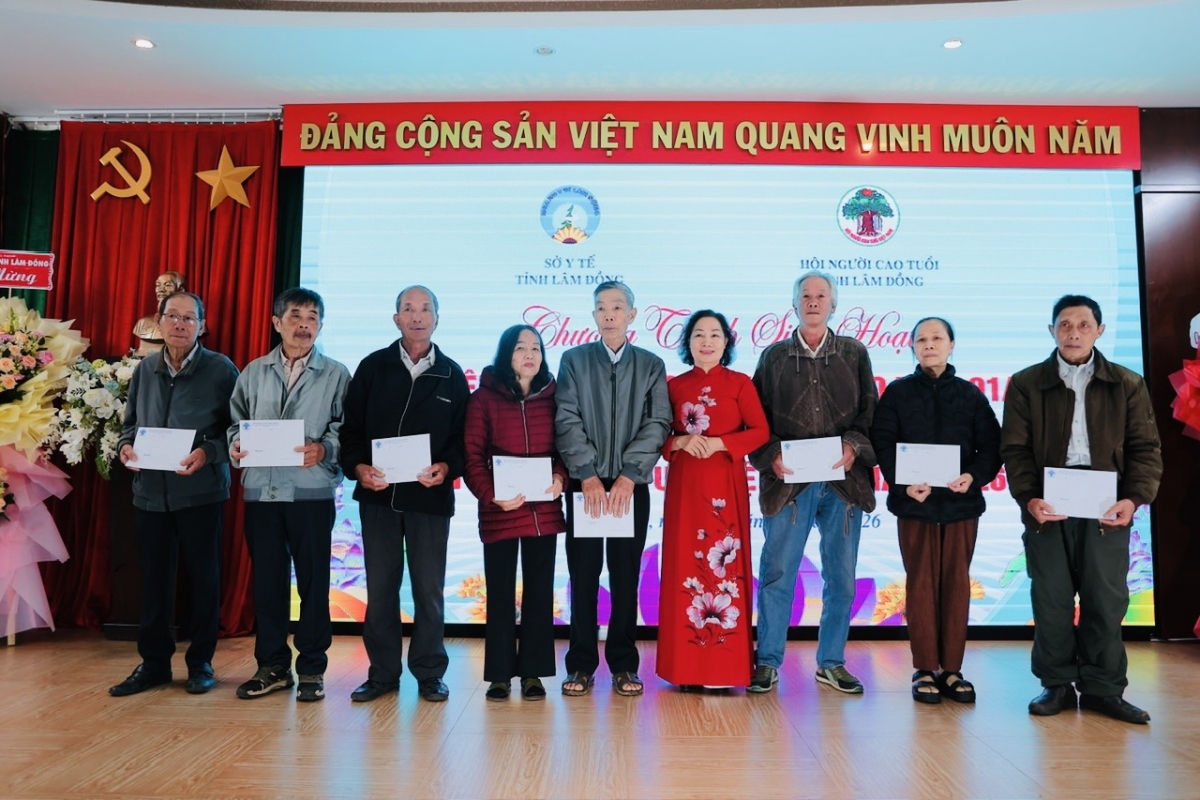 Trao quà cho người cao tuổi khó khăn