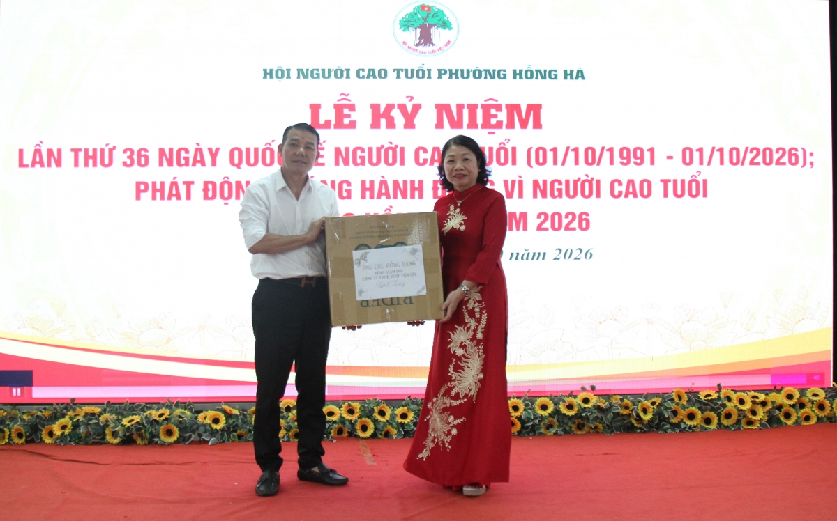 Bà Nguyễn Kim Lan, thay mặt Hội Người cao tuổi phường Hồng Hà nhận quà tặng từ nhà tài trợ.