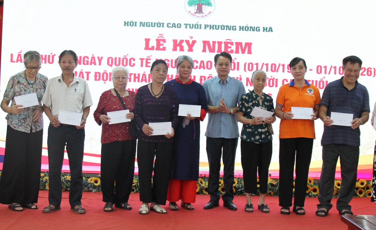 Phó Chủ tịch Thường trực Hội Người cao tuổi thành phố Hà Nội Đoàn Ngọc Triệu tặng quà người cao tuổi có hoàn cảnh khó khăn. 
