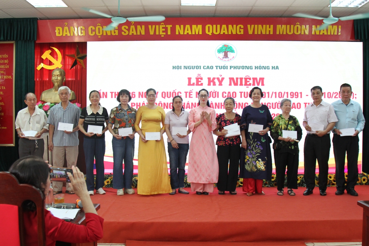 Phó Bí thư Thường trực Đảng uỷ phường Hồng Hà Phùng Mỹ Ngà tặng quà người cao tuổi có hoàn cảnh khó khăn.