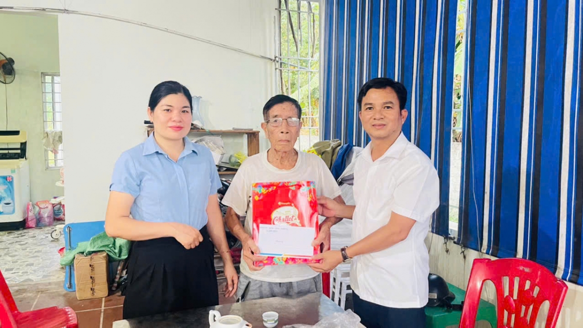 Trao quà cho NCT hoàn cảnh khó khăn trên địa bàn xã Sơn Thủy