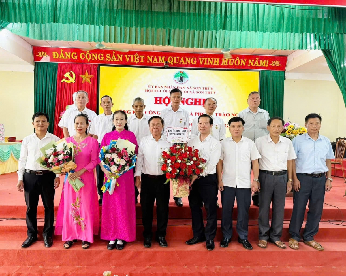 Đảng ủy, HĐND, UBND, Ủy ban MTTQ xã Sơn Thủy tặng hoa chúc mừng