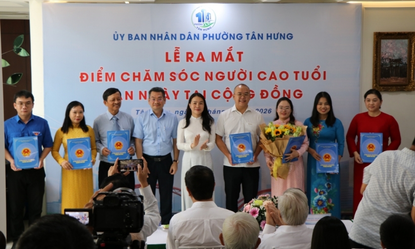 Trao quyết định và ra mắt Ban Điều hành Điểm chăm sóc người cao tuổi ban ngày tại cộng đồng phường Tân Hưng Trao quyết định và ra mắt Ban Điều hành Điểm chăm sóc người cao tuổi ban ngày tại cộng đồng phường Tân Hưng