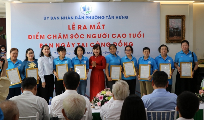 Trao giấy chứng nhận cho cộng tác viên chăm sóc sức khỏe cộng đồng Trao giấy chứng nhận cho cộng tác viên chăm sóc sức khỏe cộng đồng