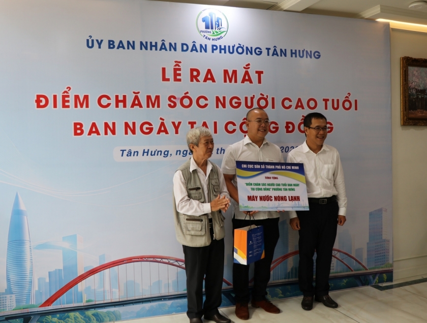 Chi cục Dân số Thành phố trao tặng máy nước nóng lạnh; Hội NCT Thành phố trao máy đo huyết áp phục vụ theo dõi sức khỏe cho Điểm chăm sóc NCT ban ngày tại cộng đồng Chi cục Dân số Thành phố trao tặng máy nước nóng lạnh; Hội NCT Thành phố trao máy đo huyết áp phục vụ theo dõi sức khỏe cho Điểm chăm sóc NCT ban ngày tại cộng đồng