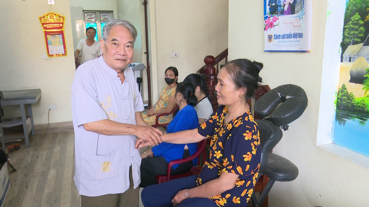 Lương y, CCB Trần Thế Minh nắn chỉnh xương khớp cho bệnh nhân.