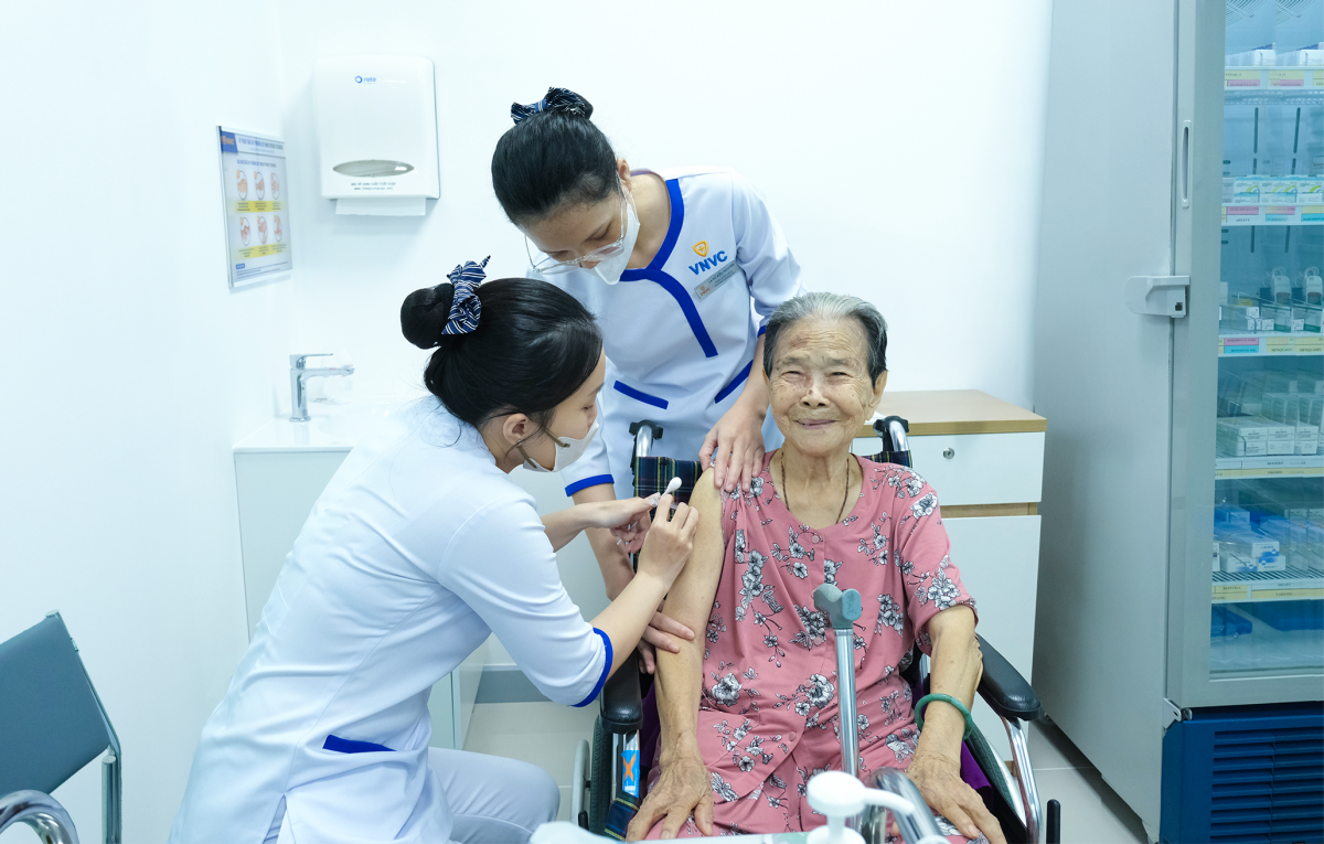 Trao tặng 10.000 liều vắc xin cúm cho người cao tuổi trên toàn quốc
