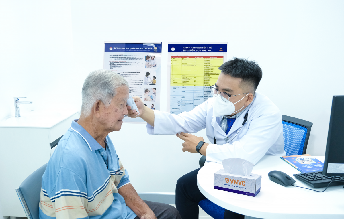 Người cao tuổi được các chuyên gia, bác sĩ thăm khám, điều trị, chăm sóc bằng hệ thống thiết bị chuyên sâu công nghệ cao hàng đầu thế giới tại Bệnh viện Đa khoa Tâm Anh Hà Nội -2. Ảnh_ Phương Linh. Ảnh_ Phương Linh