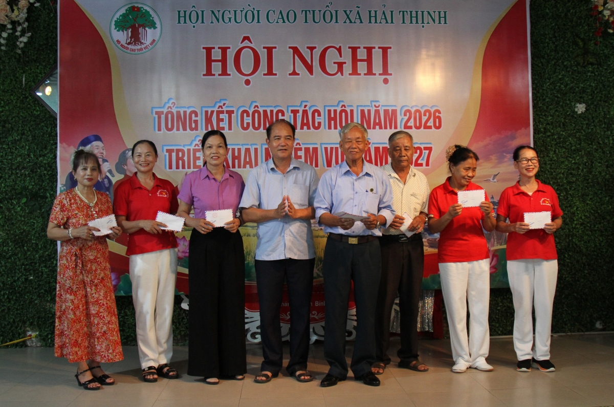 Khen thưởng cho các tập thể, cá nhân có thành tích xuất sắc trong năm 2026 Khen thưởng cho các tập thể, cá nhân có thành tích xuất sắc trong năm 2026